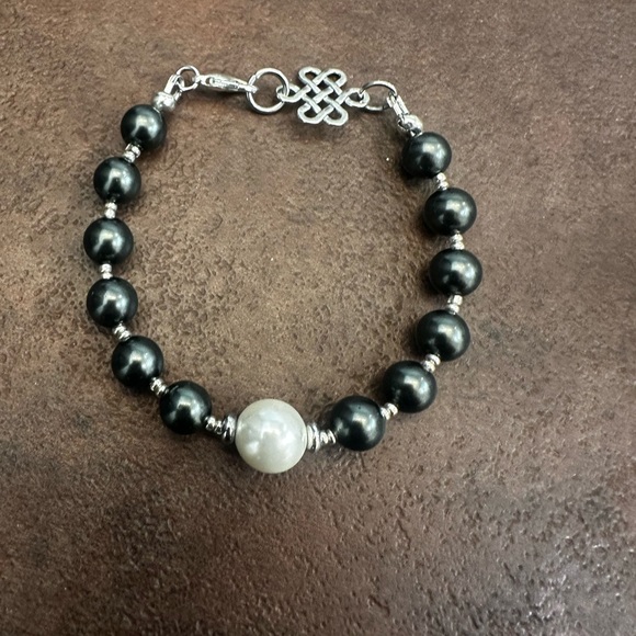 Handmade High Quality Of Organic Black and White Pearls Bracelet. - Picture 5 of 6